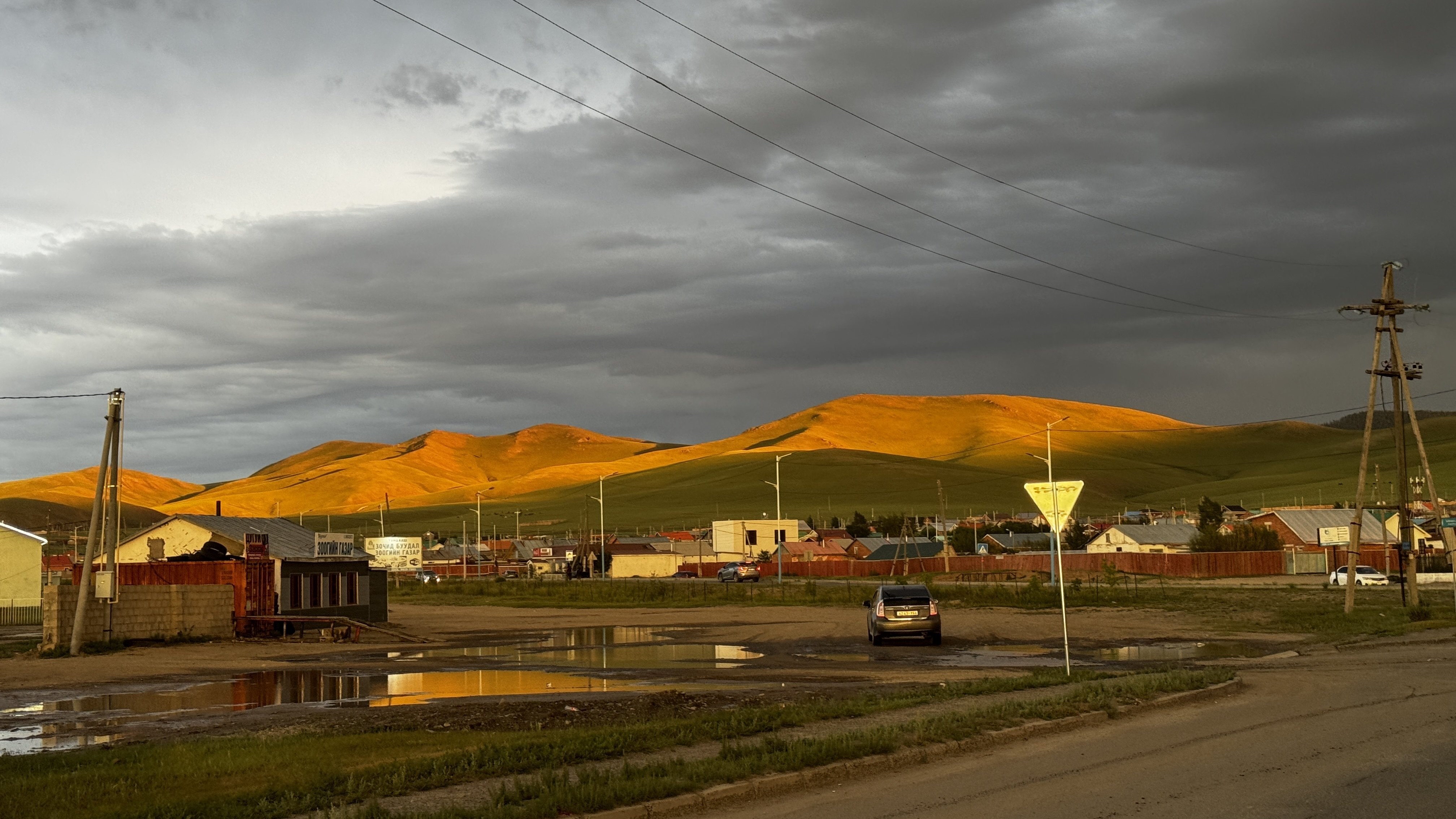 Scenic view arriving at Kharkhorin with mountain ranges